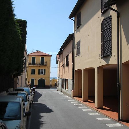 Garibaldi Appartamenti Riva Ligure Bagian luar foto
